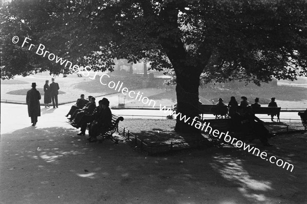 ST STEPHEN' S GREEN PEDESTRIANS